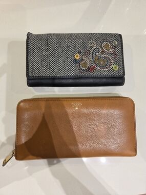 (BUNDLE OF 2) Fossil Tan Leather Zip Wallet & Patterned Black-Trim Clutch Duo